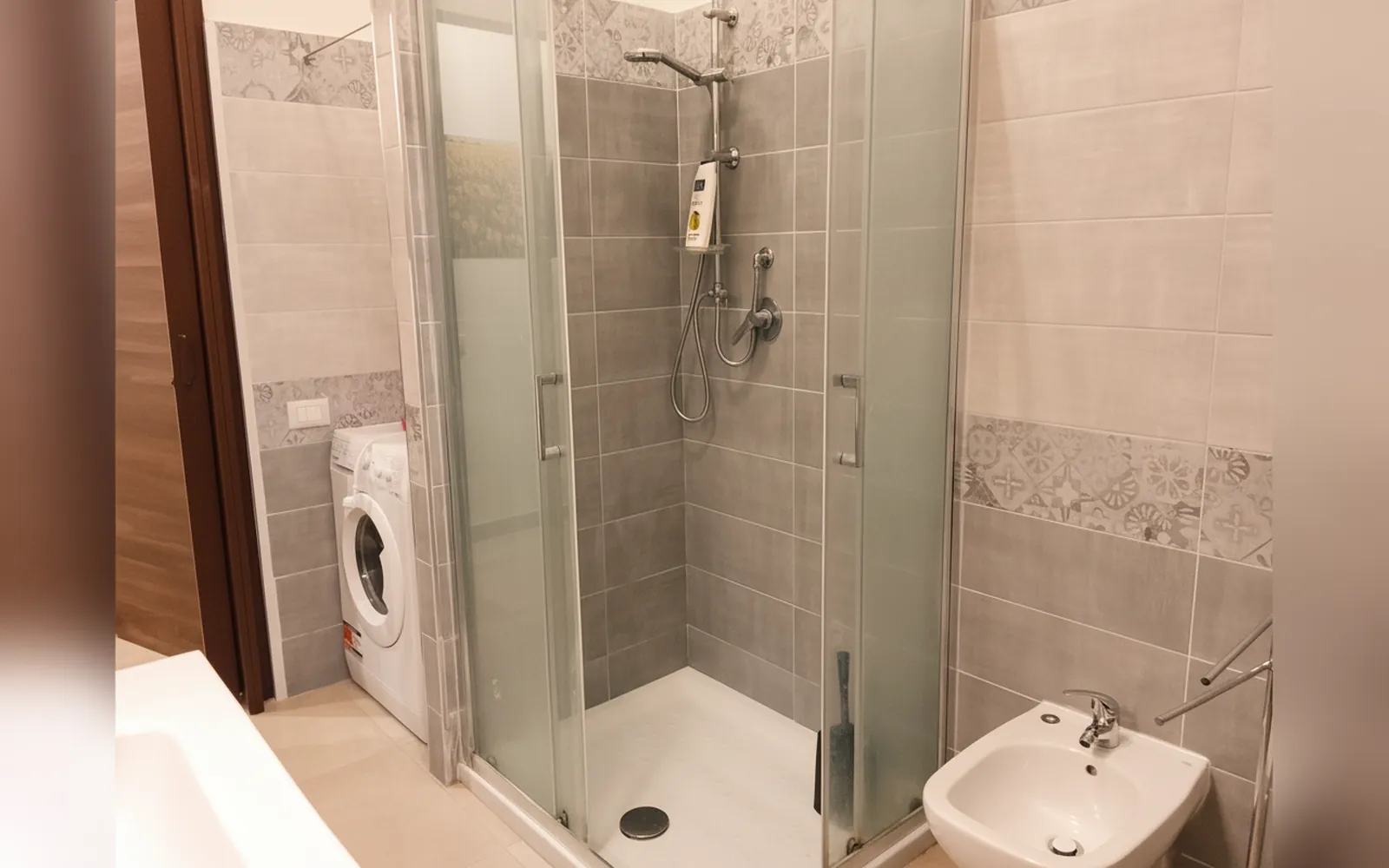 Il bagno privato della Camera Familiare con la doccia, il bidet e la lavatrice
