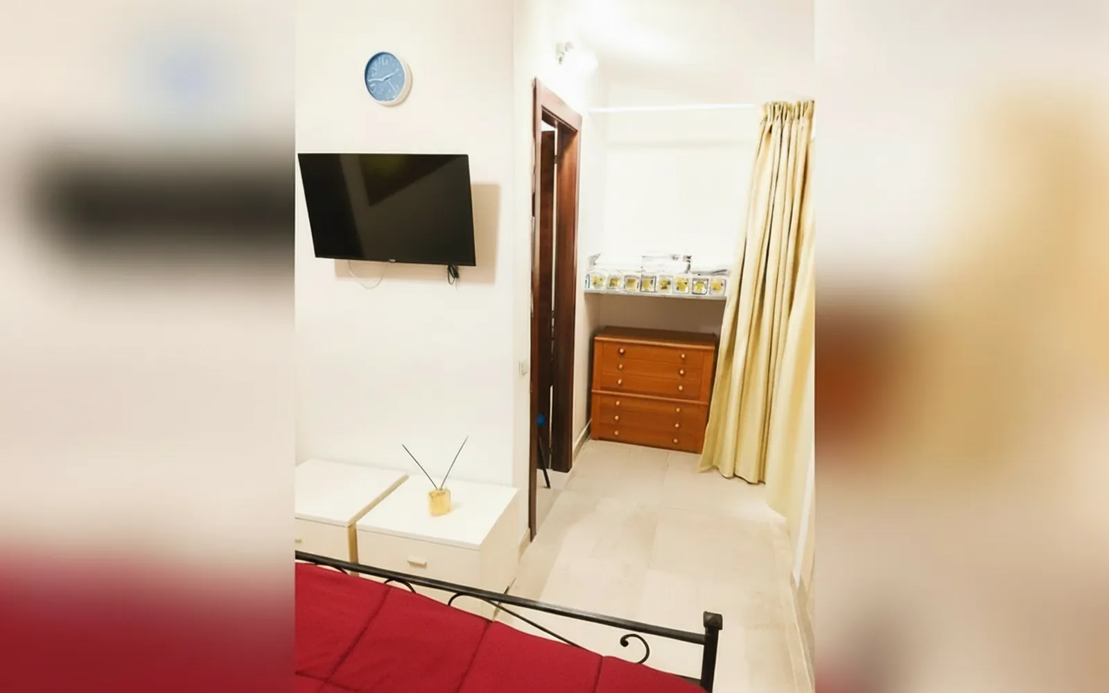 Il mobile in legno e la porta del bagno della Camera Matrimoniale