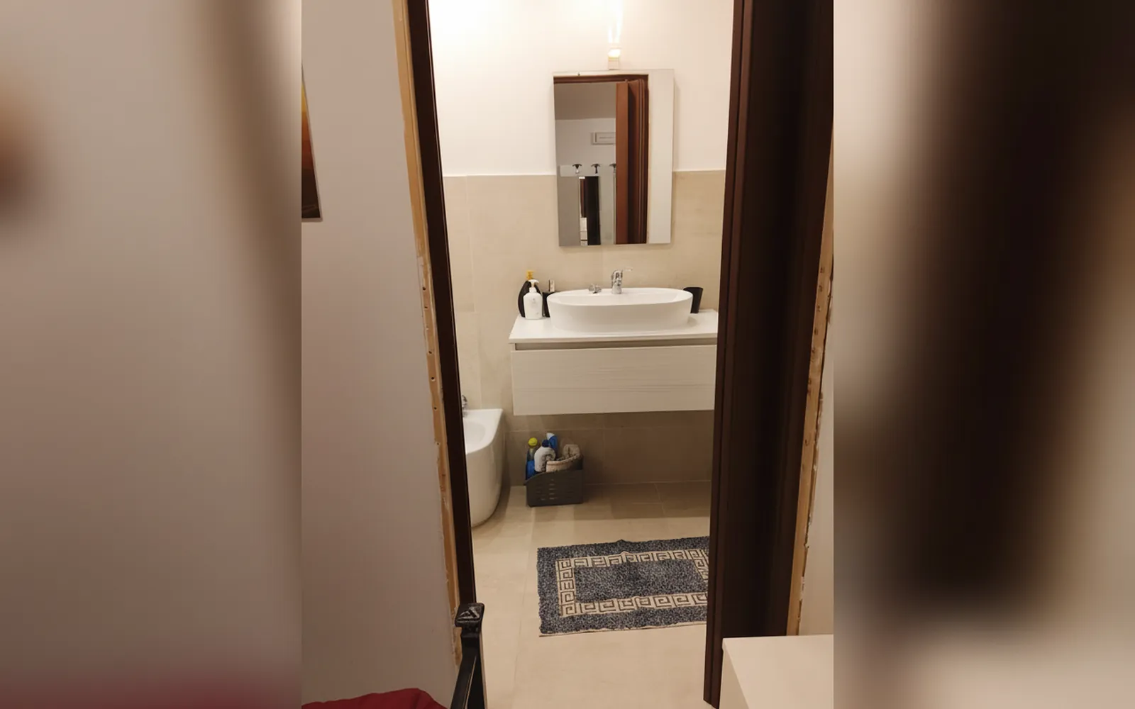 Il bagno privato della Camera Matrimoniale con il lavabo e lo specchio